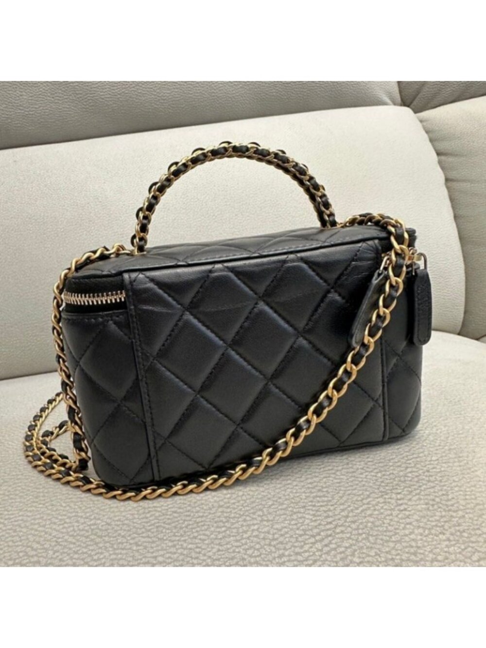 Chanel small black quilted lambskin chain cosmetic bag - Picture 5 of 9